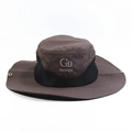 Détail de la maille respirante et du logo brodé sur un chapeau de brousse marron - Adulte 58cm Taille Unique / Café