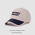 Dettaglio delle lettere ricamate e dei fori di ventilazione tagliati al laser sul berretto - 54cm (3-8 anni) / Beige e Blu Navy