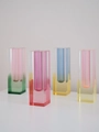 Dettaglio di vasi geometrici in acrilico sfumato nei toni rosa, blu e arancione - Set da 4 Pezzi Stile Lucido
