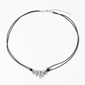 Collar de acero inoxidable con siete colgantes de puntas plateadas y cordón negro - Estilo Plateado (PD1585)
