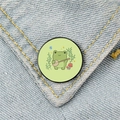 Broche ronde émaillée grenouille mignonne jouant du banjo sur du denim bleu - Mignonne Grenouille Jouant d'un Instrument (XZ999)