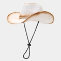 Detail eines gewebten Stroh-Cowboyhuts mit Farbverlaufskante und schwarzem Kordelzug - Weiß