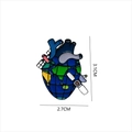 Détail du pin's émaillé cœur terre avec éléments spatiaux et dimensions 3,1 cm sur 2,7 cm - Style Cœur Terre Espace (1545#)