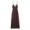 Robe longue nuisette élégante en satin marron foncé avec décolleté en V et détail de bride - Café