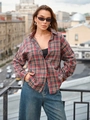 Chemise à carreaux vintage rouge et gris avec un pantalon en jean bleu foncé - S / Rouge