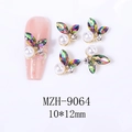 Makro-Detail von 3D-Schmetterlings-Nagelcharms mit Aurora-Edelsteinen und Perlen - Stil 9064