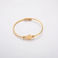 Primer plano de la pulsera de cable de acero dorado con colgante de cruz y cuentas - Dorado