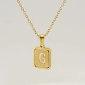 Collar de acero inoxidable dorado con colgante cuadrado mate y la letra G grabada - Letra G