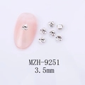 Dettaglio macro di strass per unghie a trifoglio da 3,5 mm e ciondoli MZH-9251 lucidi - Stile Fiore a 3 Petali Trasparente(9251) / 3.5mm