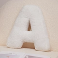 Weiches cremeweißes Plüsch-Alphabet-Kissen Buchstabe A aus strukturiertem Sherpa-Stoff - Buchstabe A