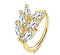Detailopname van een gouden neusring in bladvorm met zes marquise-geslepen zirkonen - Marquise Bladvorm / Goud