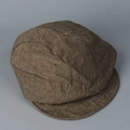 Dettaglio del berretto newsboy in lino con cuciture multipannello e texture vintage - M (56-58cm) / Cachi