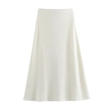 Vista detallada de una falda midi evasé en color blanco crema de punto suave y liso - S / Bottoms / Blanco