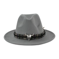 Detalle de sombrero fedora gris con banda étnica tejida y accesorio de cabeza de toro - Talla única / Gris
