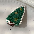 Dettaglio del fermaglio per capelli ad albero di Natale all'uncinetto con stelle dorate su piatto - 24450C Stelle dorate Albero di Natale Fermaglio a becco d'anatra