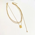 Collana multistrato in acciaio inossidabile dorato con catena a graffetta e ciondolo L - Oro (BDK950)