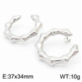 Boucles d'oreilles bambou en forme de C en acier argenté, dimensions 37x34mm - Style Bambou en C (KE109061-KFC) / Couleur Acier