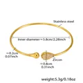 Détail macro du jonc doré en vague avec extrémités gouttes et pierres en zircone cubique - Bracelet Goutte d'Eau Doré avec Zircon (Z452)