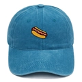 Détail de la broderie de hot-dog sur une casquette en coton lavé bleu foncé pour extérieur - Bleu lac