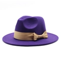 Vista detallada de un sombrero fedora de fieltro morado con lazo de seda beige - Ajustable / Púrpura