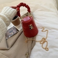 Sac seau rouge à motif crocodile avec chaîne dorée et poignée froncée - Rouge