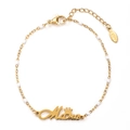 Détail du bracelet Mama en acier inoxydable doré avec perles blanches et charme couronne - Blanc perle