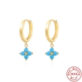 Detailopname van S925 zilveren klavertje vier oorbellen met hemelsblauwe kraaltjes - 925 zilver / Goud - Turquoise