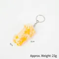 Realistischer PVC-Ingwer-Food-Schlüsselanhänger mit Silberring auf weißem Grund - Panierter Gelber Paprika - Schlüsselanhänger