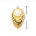 Dettaglio di un ciondolo a cuore 25x15mm con perla bianca e acciaio inossidabile - YE702-Perla a Conchiglia Oro
