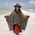 Poncho ethnique marron à capuche avec pompons pour les voyages et séances de photos - LM308 Splendeur Florale - Camel