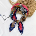 Foulard in seta plissettata con stampa geometrica rossa e blu su borsa di paglia - Sella blu notte a pois