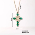 Dettaglio ciondolo croce dorata con gemma verde e misure delle dimensioni esatte - Oro Verde Zircone