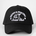 Klassische schwarze Baumwoll-Baseballkappe mit weißer Bikinis und Martinis Stickerei - Einheitsgröße / Schwarz