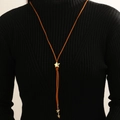 Lunga collana a Y in pelle scamosciata con stelle dorate su un maglione nero - Collana da maglione con cordoncino marrone e ciondolo a stella dorata (Oro KC chiaro A-185)