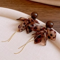 Gros plan de boucles d'oreilles rétro en résine léopard avec pampilles dorées - 19# Pompon Métallique Imprimé Léopard Pétale (19# Tige en Argent - Marron - Pétale)