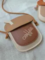 Dettaglio della mini borsa a forma di tazza di caffè con ricamo e tracolla a fune - Forma di Tazza di Caffè / caffè