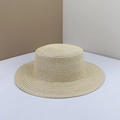 Chapeau de paille minimaliste beige naturel avec bord plat et texture tissée - M (56-58cm) / Beige