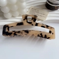 Minimalistische quadratische Haarklammer aus Acetat mit Leopardenmuster und Goldtext - Helles Leopardenmuster