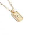 Gros plan détaillé d'un collier doré avec pendentif texturé, lettre V et petits diamants - Lettre V