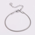 Dettaglio del bracciale a catena Chopin in argento minimalista con chiusura a moschettone - Color Acciaio