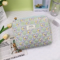 Gesteppte Kosmetiktasche mit gelb-violettem Blumenmuster und hellgrünem Reißverschluss - Grün Kariert Blumig