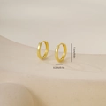 Dettaglio di orecchini a cerchio dorati da 1,5 cm di diametro su supporto beige curvo - Un Paio / Stile Lucido-Oro (E071434k4)