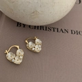 Pendientes de aro de corazón bañados en oro de 18k con flores blancas y circonitas - Hebilla de Oreja de Corazón Floral Chapada en Oro de 18K (HE16053)