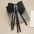 Dettaglio del fiocco in velluto nero con nappe di strass e pendenti di perle fini - Stile A Nappa Nera