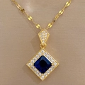 Nahaufnahme der goldenen Halskette mit blauem Rauten-Edelstein und Mikro-Kristallbesatz - Blau Quadrat Anhänger Halskette (G207)