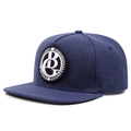 Dunkelblaue Snapback-Mütze mit rundem PEG-Stickpatch in einer 45-Grad-Seitenansicht - Verstellbar / Marineblau