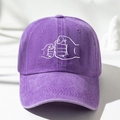 Dettaglio del ricamo gesto del pugno su cappellino in cotone lavato viola scuro - Viola