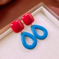 Detalle de pendientes geométricos con botón cuadrado rojo y colgante de gota azul brillante - Perno de plata-Azul