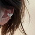 Détail d'une manchette d'oreille en zircon avec cœur et croix plaqués or 18 carats de luxe - Argent