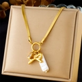 Collana dorata con fiocco, perla e ciondolo di cristallo quadrato su portagioie - Stile Perla Barocca Con Fiocco (N3236)